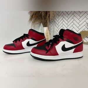 Jordan 1 Mid Chicago Black Toe 2020 Youth 6.5/Women’s 8/8.5
